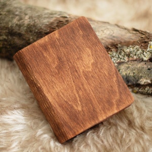 Op de afbeelding: Een handgemaakte keramische mok met een gespikkelde, cr&egrave;mekleurige glazuur. De mok heeft een brede, afgeronde body en een stevig handvat. De binnenkant heeft een donkerdere, aardse tint. De mok is ongeveer 10 cm hoog.