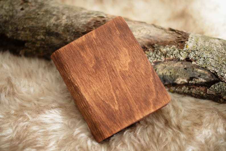 Op de afbeelding: Een handgemaakte keramische mok met een gespikkelde, cr&egrave;mekleurige glazuur. De mok heeft een brede, afgeronde body en een stevig handvat. De binnenkant heeft een donkerdere, aardse tint. De mok is ongeveer 10 cm hoog.