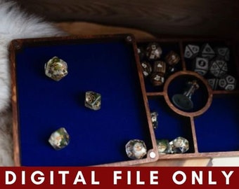 Puede incluir: Una bandeja de dados de madera con un forro de fieltro azul y varios compartimentos para dados. La bandeja tiene un compartimento circular con un inserto de metal. Hay varios dados dentro de la bandeja, incluidos dados transparentes con diseños coloridos y dados de metal plateado.