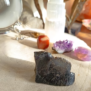 Laitier de Forge – Fragment Noir Vitrifié - Pierre de Feu, Transmutation et Protection - Pierre Brute, Décoration Minérale Ésotérique Unique