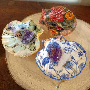 Versierde sint-jakobsschelp - spiritueel snuisterijschaaltje, pendel- en steenhouder, heilig altaar