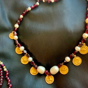 Collar medallón con perlas y signo del zodiaco con carta astrológica