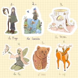 Op de afbeelding: Een verzameling grillige stickers met fantasiefiguren en bosdieren. Bevat een tovenaar, een heks, een boomstronk met een muis, een fee, een beer en een hert. Elke sticker heeft een uniek ontwerp en kleurenpalet.