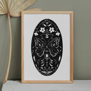 Linoravure fatto a mano – "Echo" – Poster magico e botanico A4 – farfalla e fiori – simmetrico