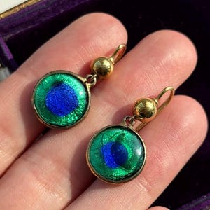 Boucles d'oreilles anciennes en verre et feuille d'aluminium, motif paon