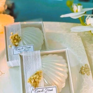 Candele decorative a forma di ostrica in scatole di carta kraft, ideali per matrimoni, fidanzamenti, serate all'henné, compleanni e bomboniere.