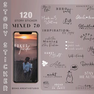 Op de afbeelding: Een verzameling van 120 story stickers met een gemengd thema, versie 7.0. De stickers bevatten handgeschreven zinnen en afbeeldingen, zoals "Home Office", "Autumn Love" en "Happy Family". Een smartphone toont een zonsondergang.
