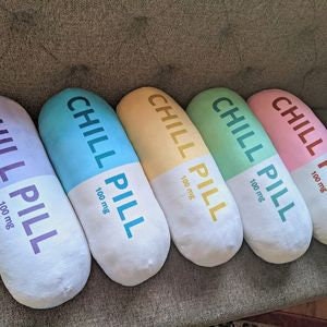 Chill pill Dekokissen Geschenk für Zuhause, Wohnung, Schlafzimmer Dekor, Krankenschwester, Zahnarzt, Einweihungsparty, Geburtstag, ästhetischer Raumdekor