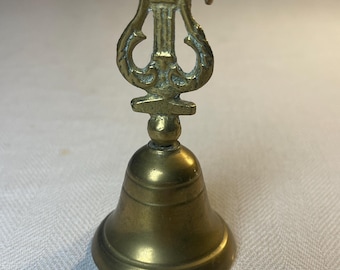 Vintage handklok van messing met een hoogte van 10 cm. Massief messing handbel, schoolbel, lerarenbel, decoratieve messing bel