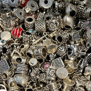 NIESPODZIANKA CHARM MIX, starannie dobrane charmsy, zabawna niespodzianka, woreczek z upominkami, tajemnicze konfetti charms do łączenia węży