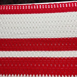 Cenefa de cortina vintage y retro en bonitos colores. Cortina de hilo aquí en blanco y rojo.
