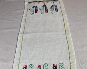 Precioso mantel/camino de mesa bordado a mano con motivos de gallos. Ideal para Pascua.