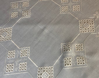 Un hermoso mantel bordado a mano con puntada Hardanger.