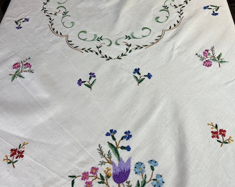 A very nice hand-embroidered older / vintage tablecloth that is in good condition from Sweden...