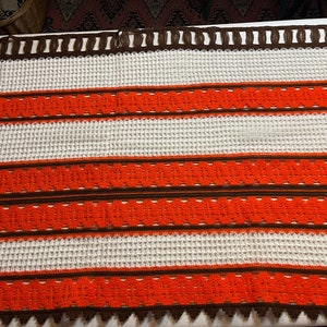 Cenefa de cortina vintage y retro en bonitos colores. Cortina de hilo aquí en blanco, naranja y marrón.