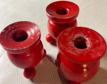 3 candelabri tradizionali svedesi vintage in legno rosso con piedistallo