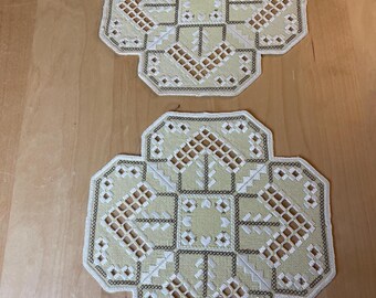 2 piezas Hermosas telas pequeñas bordadas a mano con el llamado método de costura Hardanger.
