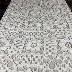 Uma linda colcha sueca branca de crochê feito à mão para cama de casal. 233,5 cm x 234,5 cm