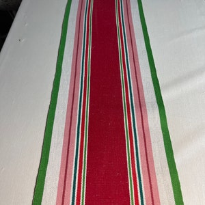 Handvävd löpare i fina färger.