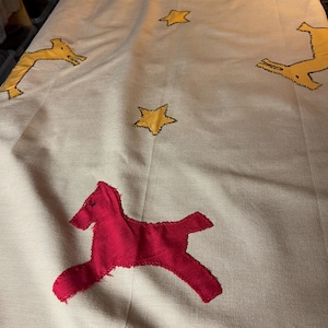 En fin handbroderad duk från Sverige