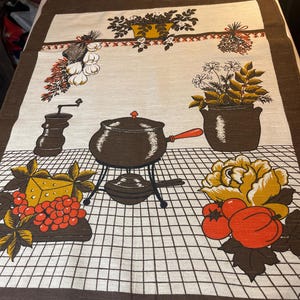 Puede incluir: Un mantel vintage con temática de cocina y borde marrón. El diseño presenta ilustraciones de una olla de fondue, queso, tomates, ajo, hierbas y un molinillo de pimienta. El fondo tiene un patrón de cuadrícula.