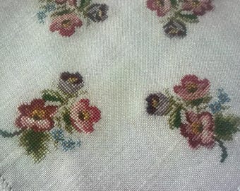 Lindo mantel bordado a mano con flores como motivo.
