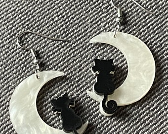 Boucles d’oreilles mignonnes en forme de chat sur la lune....