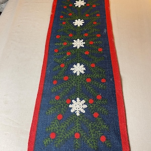 Retro Christmas table runner with printed motif.  Printed table runner for Christmas from the 60s.