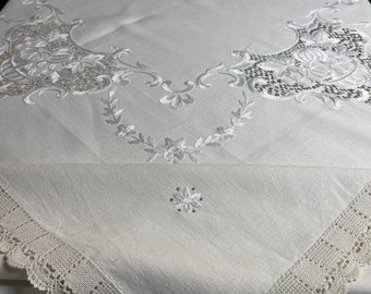 Belle grande nappe brodée à la main de Suède