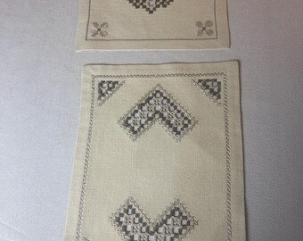 2 piezas Hermosas telas pequeñas bordadas a mano con el llamado método de costura Hardanger.