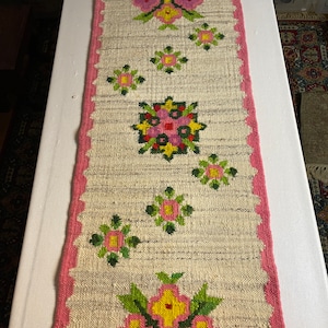 A very nice handwoven table runner or wall hanging. Kilim Röllakan Designed by Maria Domanska from Poland