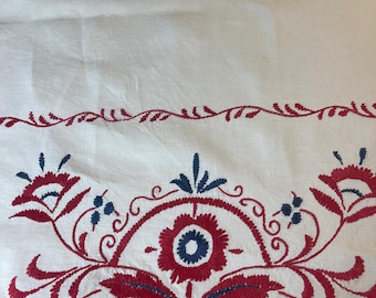 刺繍入りテーブルクロス、白地にカラフルな花、レーストリム付き