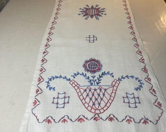 Un precioso camino de mesa bordado a mano.