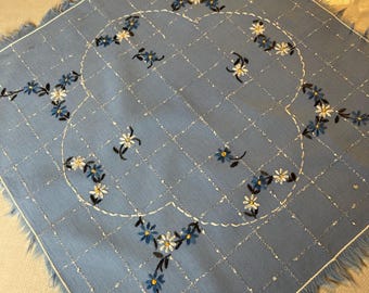 Süsse handgestickte Vintage Tischdecke,