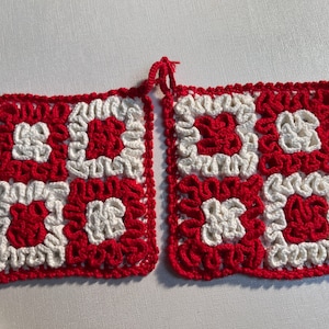 Swedish vintage pot holder / Crocheted / Handmade / Housewares / Kitchen accessories / Red and white. Nice for Christmas