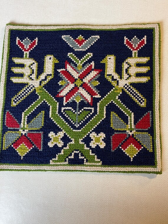 手刺繍　ハンドメイド　テーブルクロス 色とりどりカラフルなお花の手刺繍が素敵なテーブルクロス