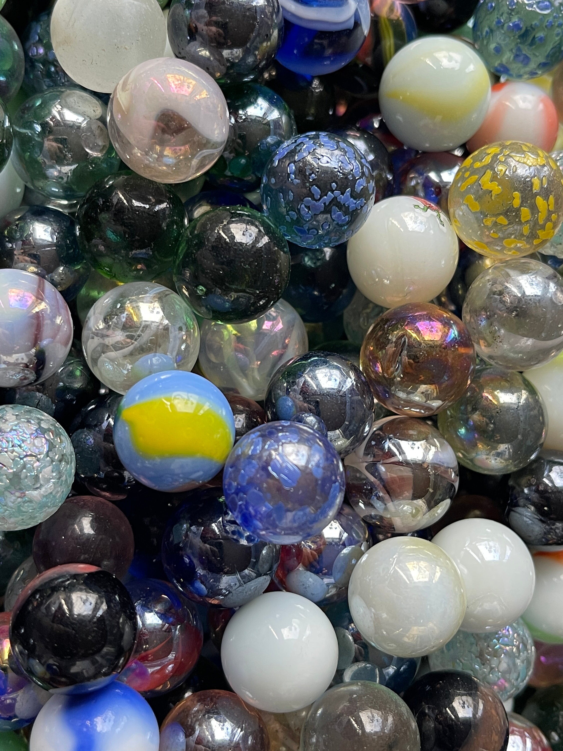 さまざまな色の珍しいヴィンテージビー玉のミックスロット。10個または