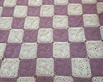 Preciosa colcha vintage tejida a mano en ganchillo, en blanco y morado. Hecha a mano en Suecia. 170 x 249 cm.