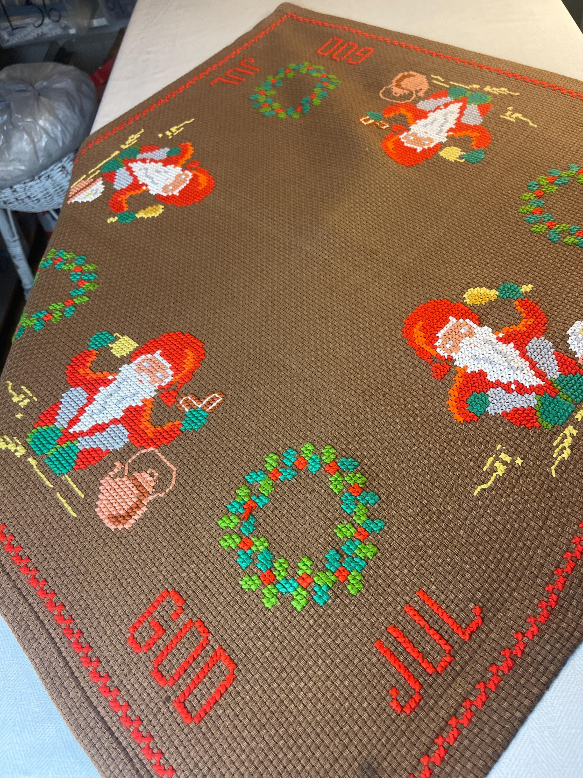 スウェーデンのレトロでヴィンテージなクリスマスクロス。手刺繍の