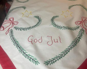 Fin handbroderad julduk från Sverige