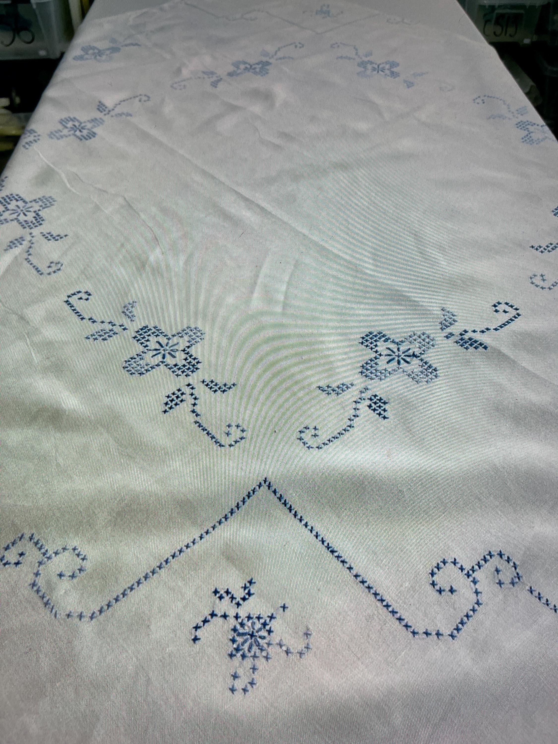 スウェーデン製のとても素敵な手刺繍のテーブルクロス。99 * 112 cm