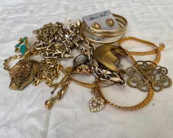 Este es un lote de 1/2 libra de joyas artesanales rotas y no, antiguas y más nuevas. La mayoría son de vestir o para manualidades, en tonos dorados