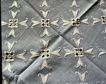 Preciosa tela bordada a mano con puntada Hardanger. La parte inferior es azul claro y la costura es blanca.