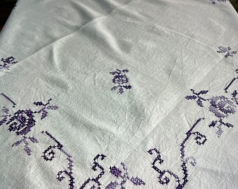 手刺繍のヴィンテージテーブルクロス。四隅に紫のスミレがあしらわれ