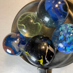 Larger glass marble Glass marbles in a larger size. Select yours under options !