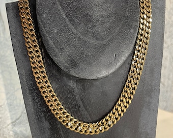 Beautiful gold colored chain with 5 sparkling small glass details. See pictures