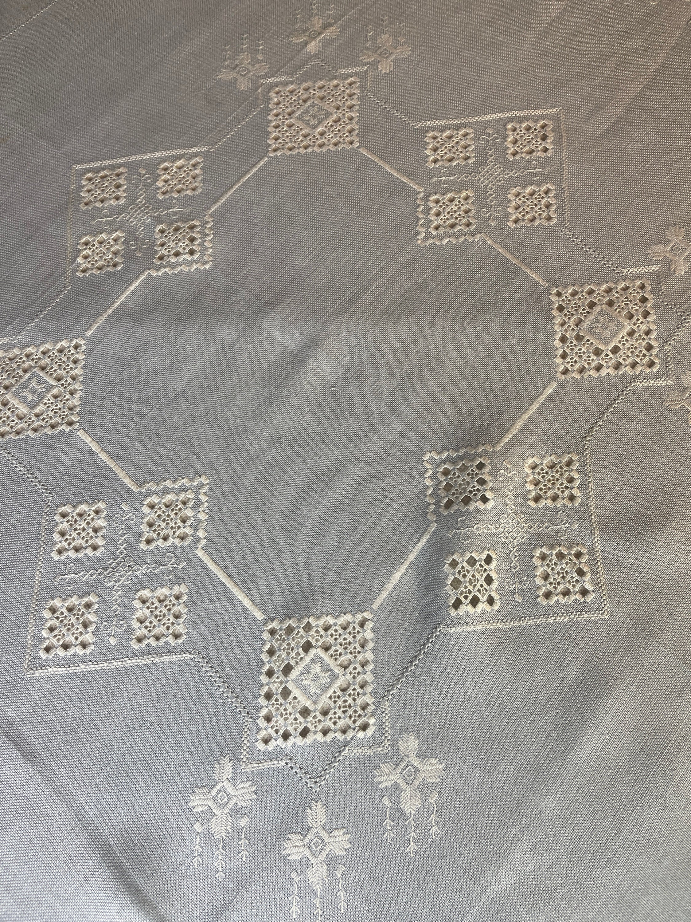ハーダンガーステッチで刺繍された非常に美しい手刺繍のテーブルクロス
