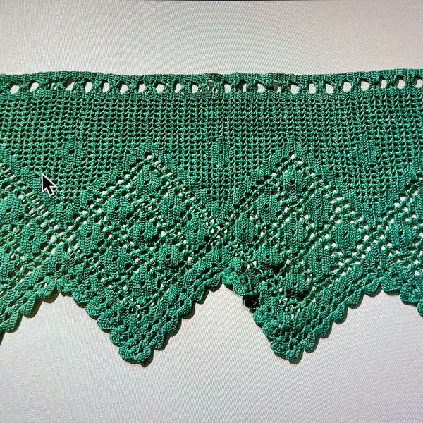 Joli manteau rideau vert crocheté à la main