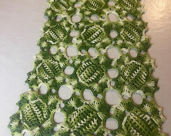 Prachtig handgehaakt tafelkleed in groen. Met de hand gehaakt in Zweden