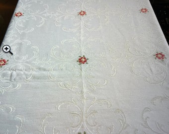 Bonito mantel bordado a mano con encaje alrededor